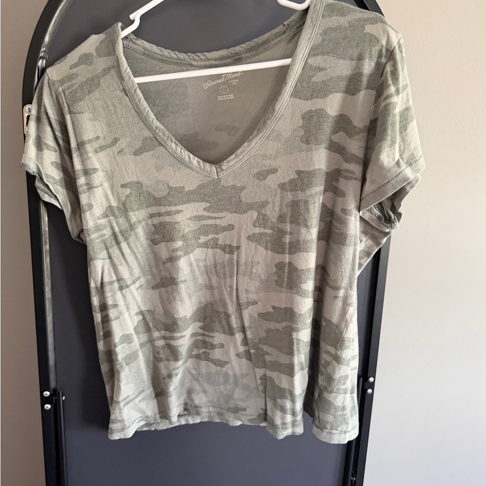 Universal Thread Camo Short Sleeve V-Neck Tee